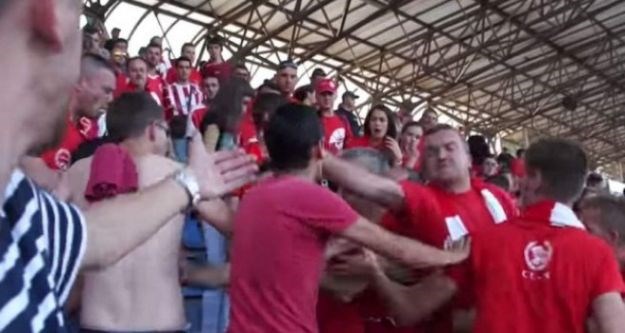 Zaradio šamarčinu od vlastitih navijača jer je sucu opsovao majku četničku